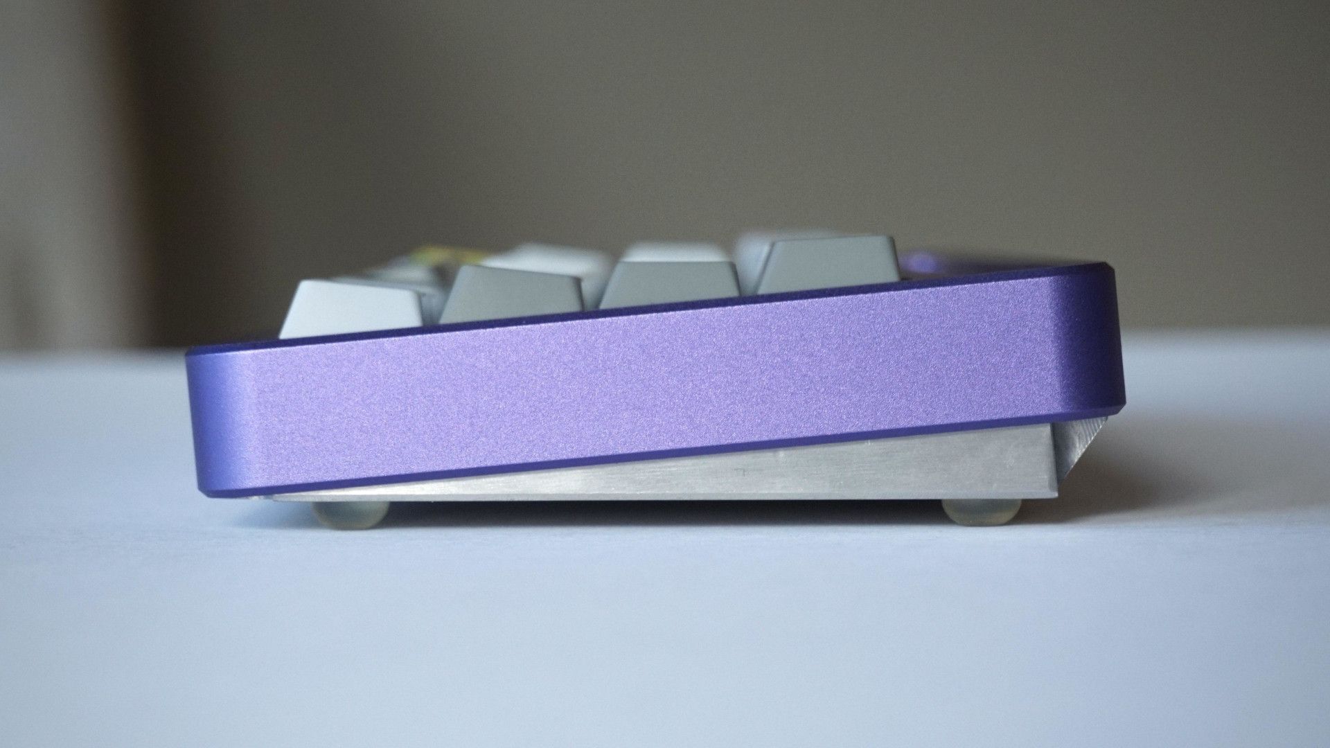 kbd_40_pomelo_side.jpg