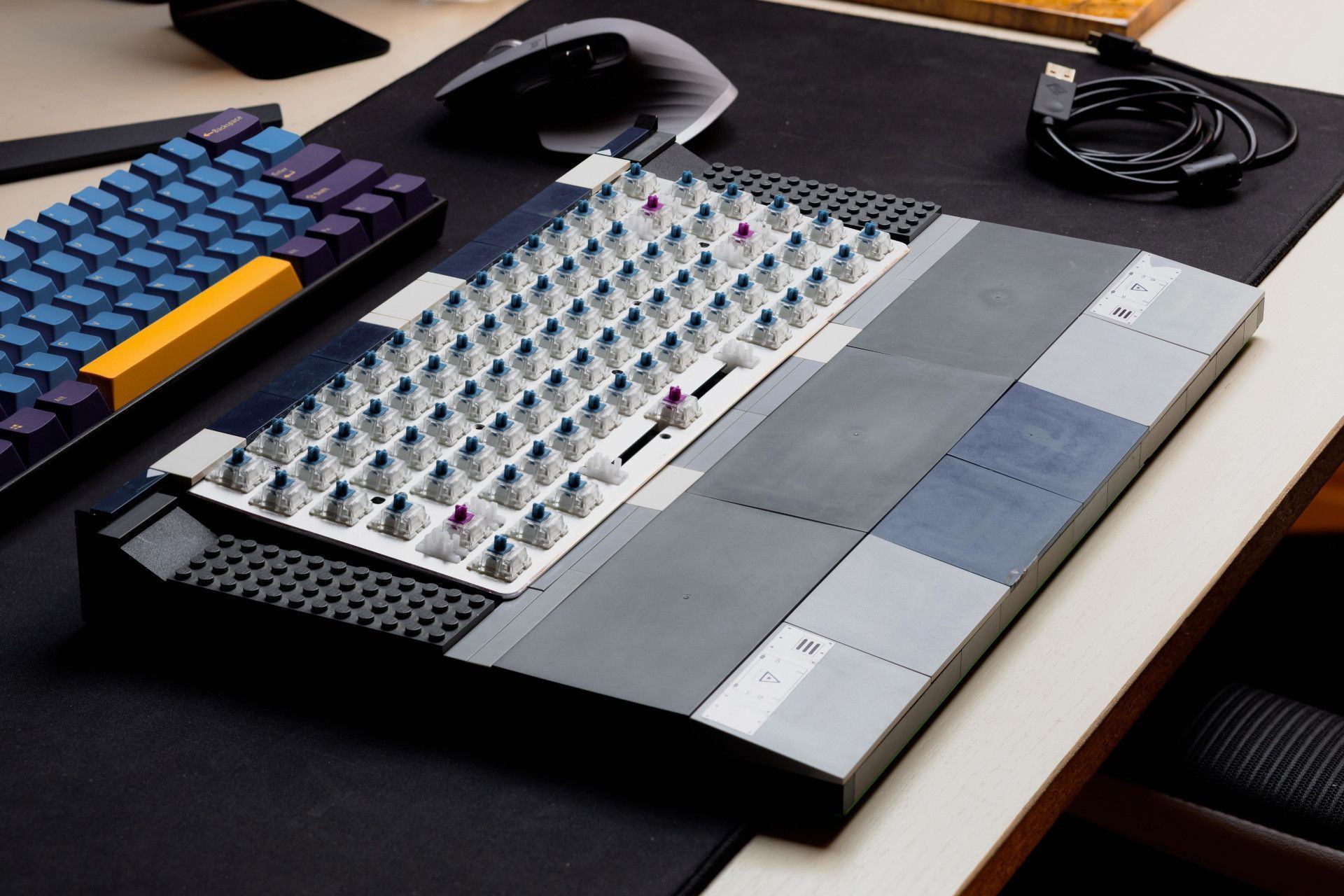 taken my first keeb (Ajazz AK33) and decide to try doing something cool (work in progres), The Lego keeb, with integrated palmrest