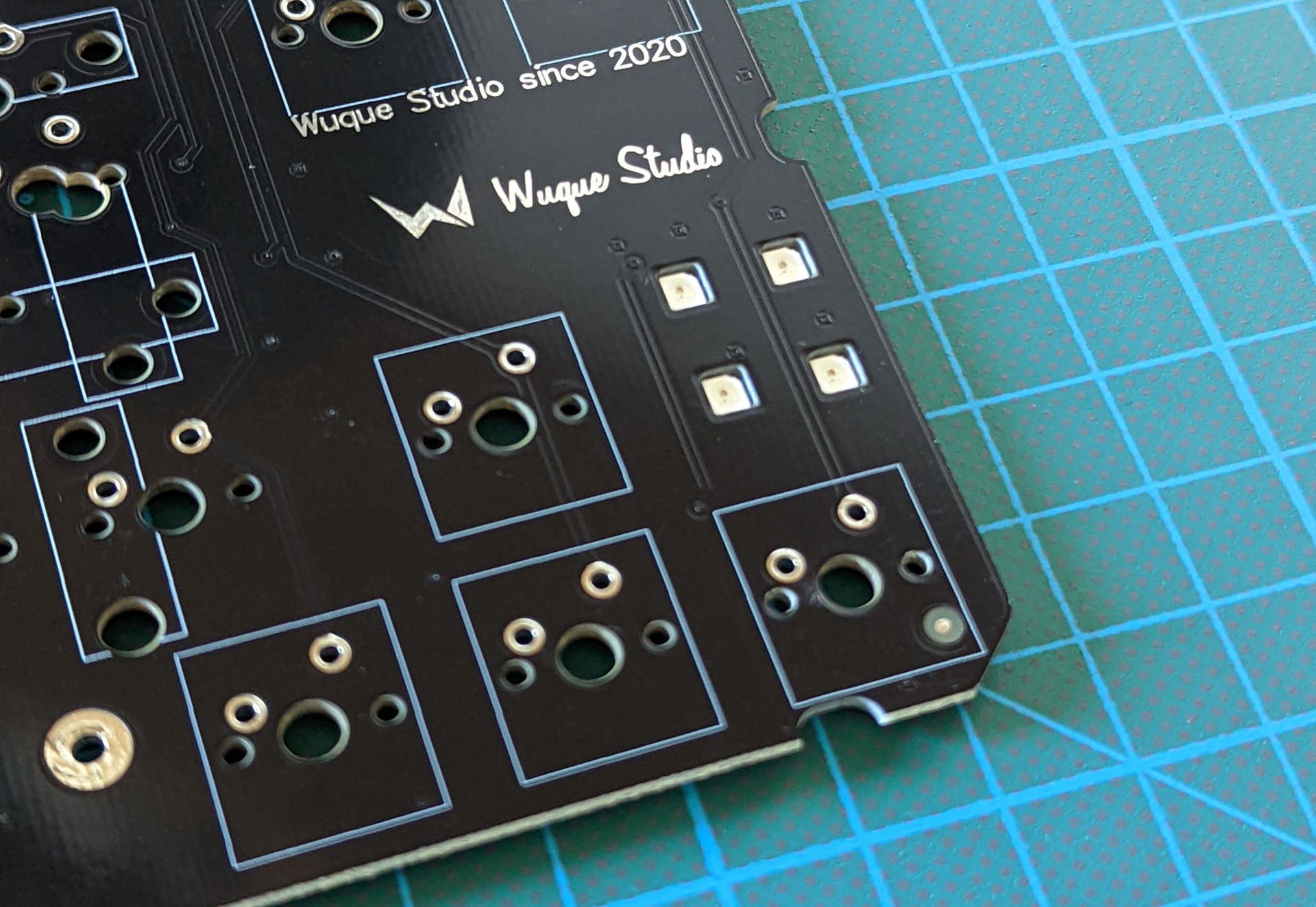 Ikki68 Aurora R1 - Logo Chips LED